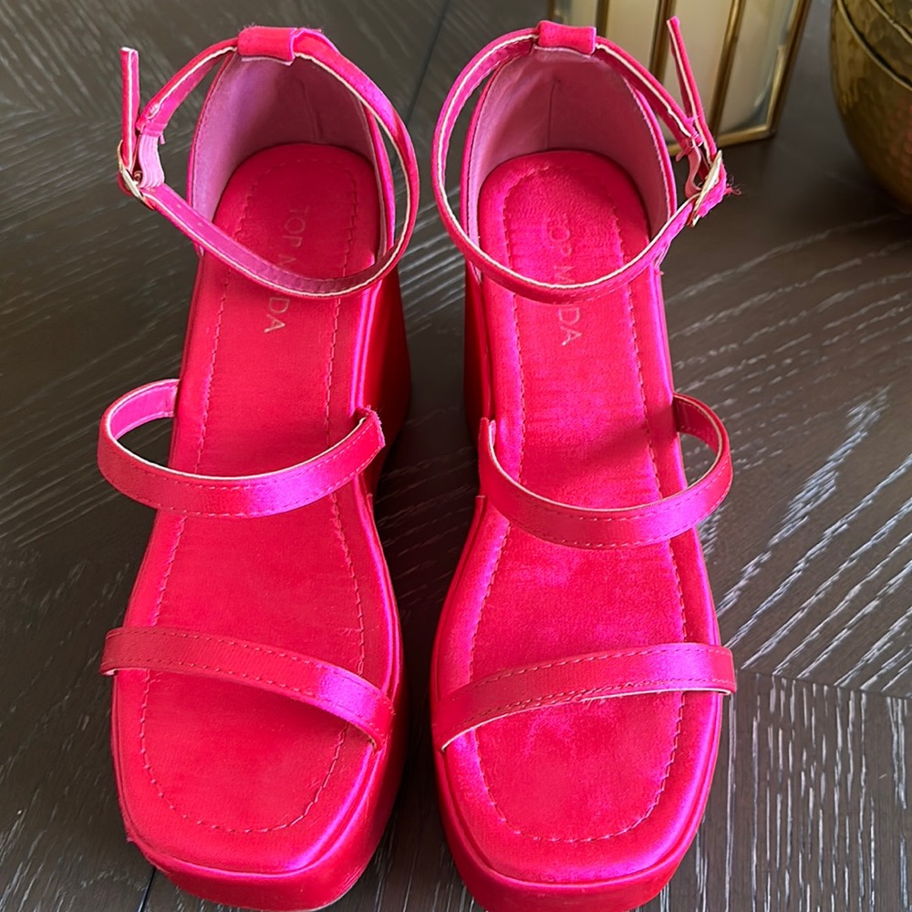 Top moda fuschia/hot pink satin wedge sandal size 6